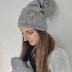 Uldhue med pels pompom. Råhvid