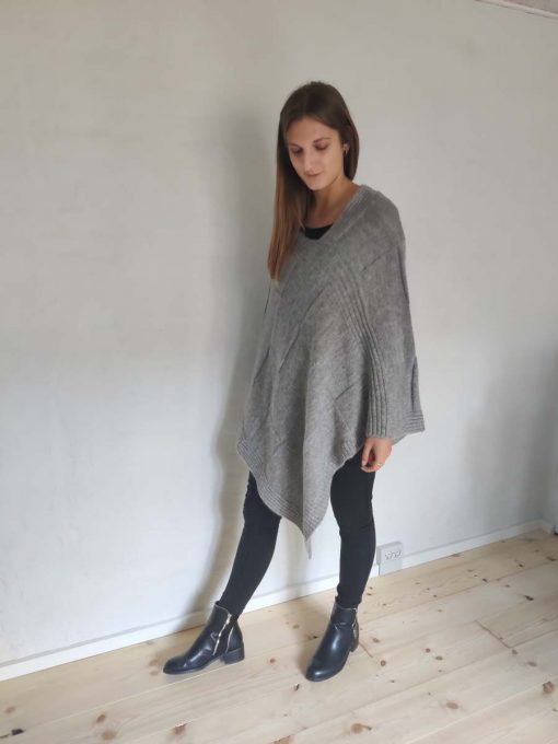 Lysegrå poncho i uld/mohair