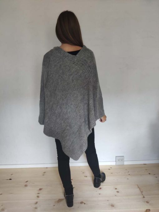 Lysegrå poncho i uld/mohair