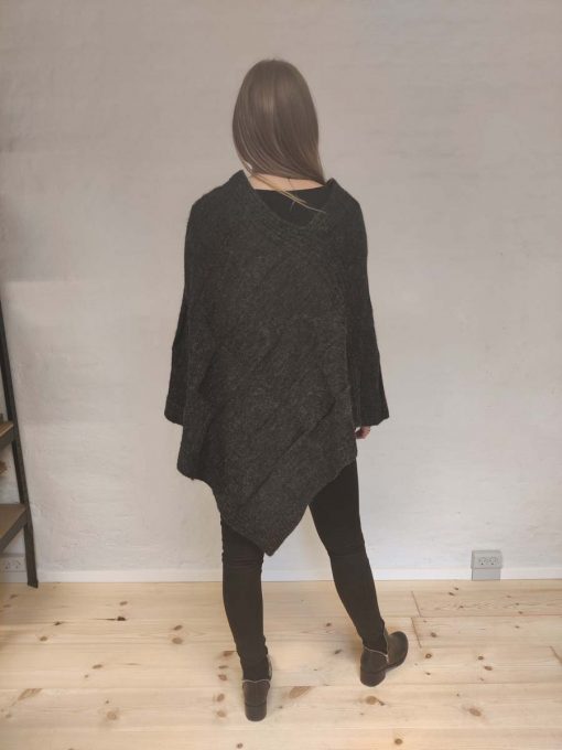 Mørkegrå poncho i uld/mohair