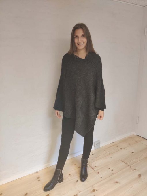 Mørkegrå poncho i uld/mohair